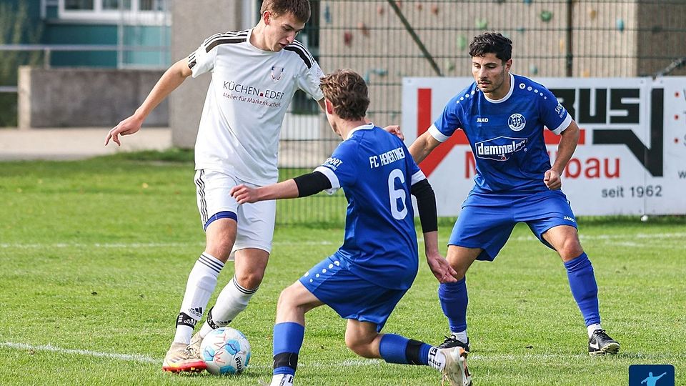 Marius Schäfer behauptete sich mit dem TV Woringen gegen den Tabellenführer FC Heimertingen (von rechts Sofian Bensadoun und Nick Merk).