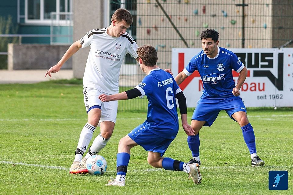 Marius Schäfer behauptete sich mit dem TV Woringen gegen den Tabellenführer FC Heimertingen (von rechts Sofian Bensadoun und Nick Merk).