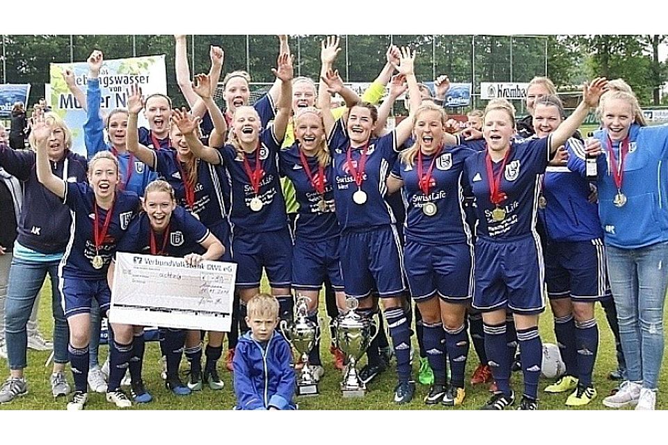 Die Westfalenliga-Frauen des SC Borchen feierten ausgiebig die erfolgreiche Titelverteidigung im Kreispokal.
