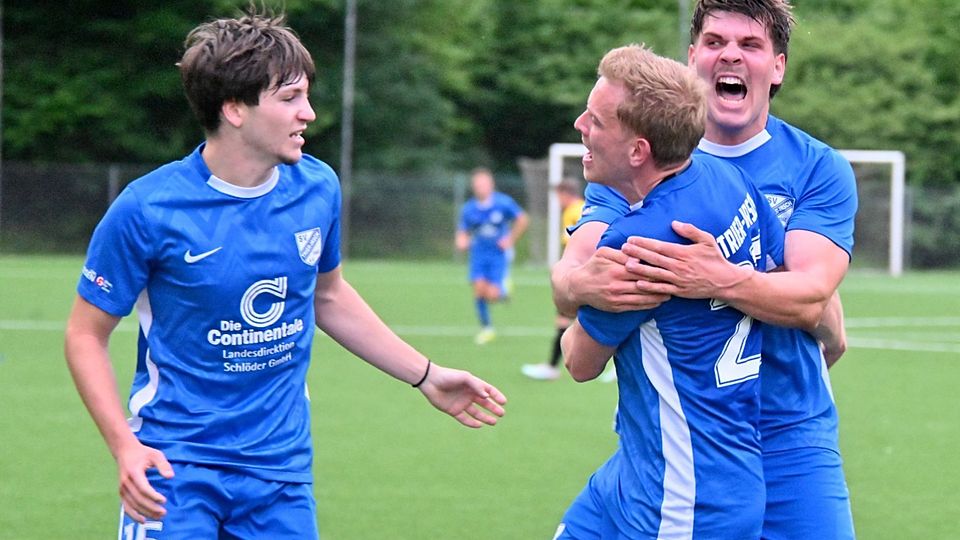 Der Treffer von Henrik Kohler (Mitte) löste große Emotionen bei den Irschern aus. Damit haben sie einen großen Schritt Richtung Bezirksliga getan.