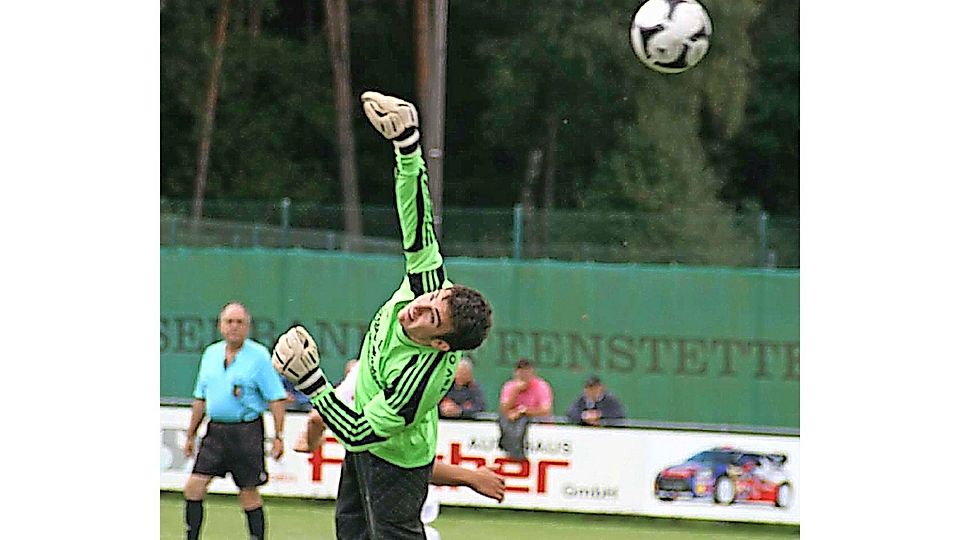Bereits in der 1. Minute segelt der Ball über TSV-Keeper Thomas Mittermeier hinweg zum 1:0 für Sandharlanden in den Kasten.  Foto: Rengstl