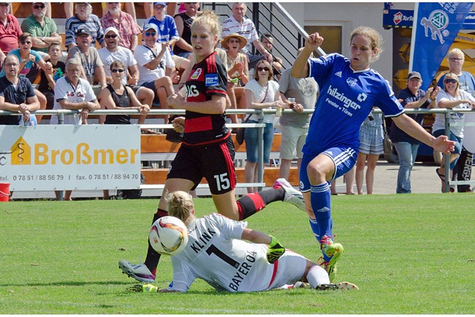 Nina Burger (rechts) netzte gegen Leverkusen zweimal ein. | Foto: Udo Künster