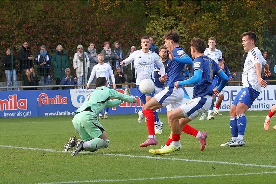 Este Bewährungsprobe für Ennio Krause - Gegen Jorden Winter wirft sich Rotenhofs Keeper wagemutig rein und klärt.