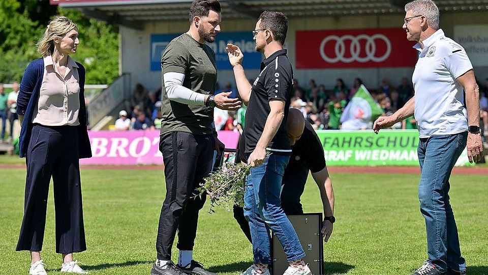 Der Meistertrainer wird gehen: Dominic Rühl (2.v.li., hier bei der Verabschiedung im letzten Heimspiel gegen Cham) übergibt seinem Nachfolger eine Regionalliga-Mannschaft.