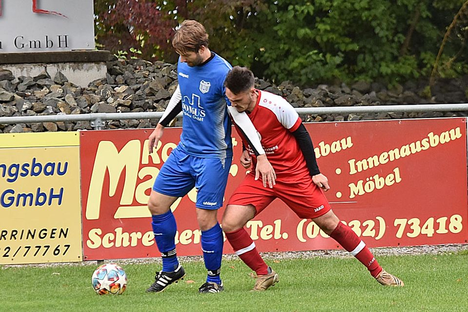 Der FC Königsbrunn mit Robin Hanke (rechts) hat sich zwar mit aller Macht gegen die Niederlage in Langerringen gestemmt, aber Lukas Müller und die restlichen Langerringer haben kaum etwas zugelassen.