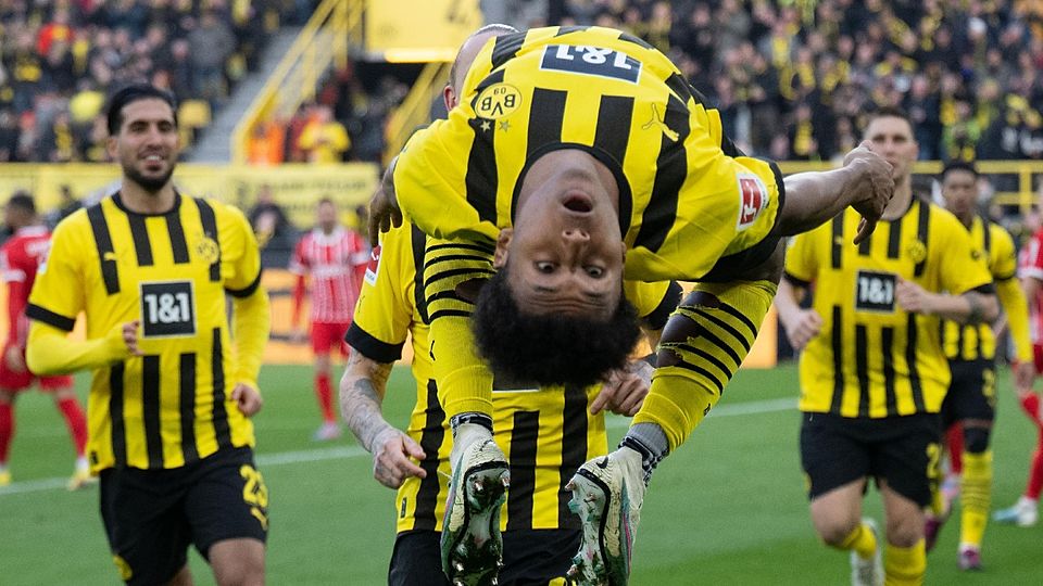 Karim Adeyemi jubelt mit einem Salto über seinen Treffer zum 2:1 für Borussia Dortmund beim 5:1-Sieg gegen den SC Freiburg. Zudem stellte der frühere Hachinger in diesem Spiel einen Geschwindigkeits-Rekord auf.