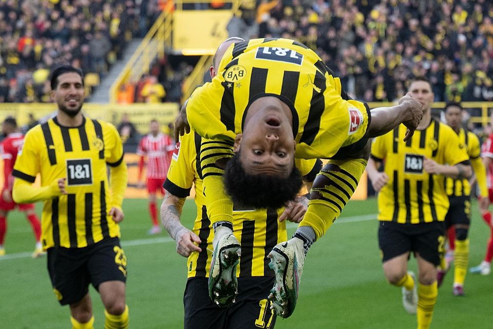 Karim Adeyemi jubelt mit einem Salto über seinen Treffer zum 2:1 für Borussia Dortmund beim 5:1-Sieg gegen den SC Freiburg. Zudem stellte der frühere Hachinger in diesem Spiel einen Geschwindigkeits-Rekord auf.