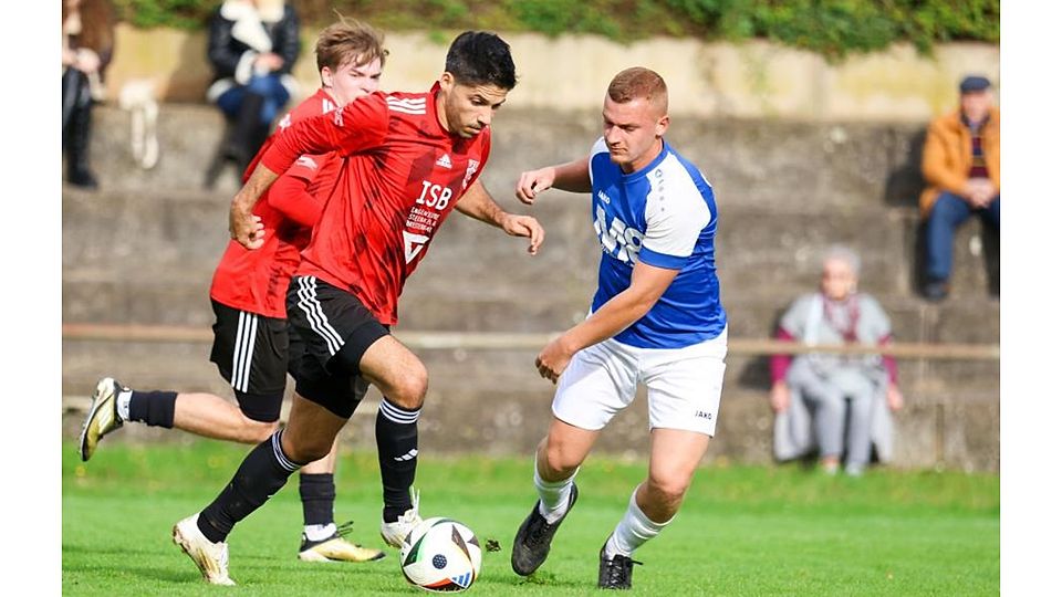 Er fehlt dem TSV Höchst verletzungsbedingt im Spitzenspiel gegen TSG Steinbach: Torgarant Daniel Simoes (links). 	Archivfoto: Guido Schiek