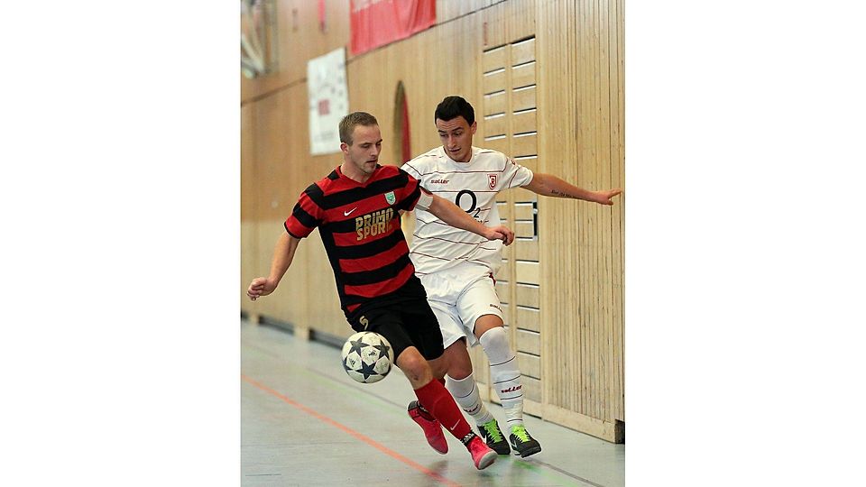 Überraschen die Kicker der DJK SB Regensburg (li., im Duell gegen Titelverteidiger SSV Jahn) auch in diesem Jahr? F: Brüssel