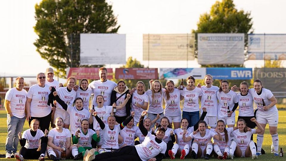 Stolz präsentieren sich TuS Wörrstadts Fußballerinnen fürs Meisterfoto. 	Foto: TuS Wörrstadt/Natalie Drechsler