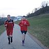 Robin Hugel und Alina Seeger nehmen am Laufwettbewerb des FC Lenzkirch teil. Am Ende werden von allen Joggern die Kilometer addiert und sollen der Stecke bis zum Championsleague Finale in Istanbul entsprechen. 