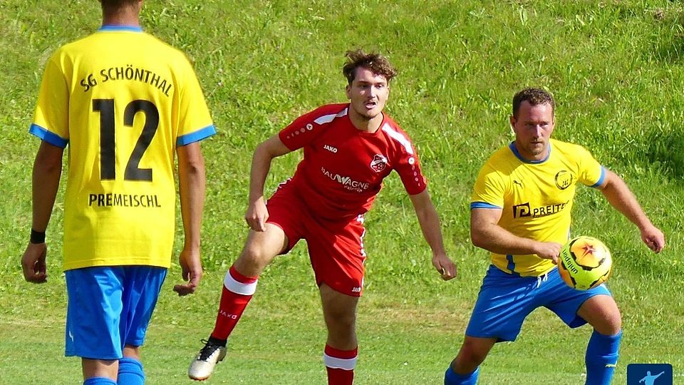 Zu Gast bei Ligaprimus Mitterdorf hat SG Schönthal (in gelb) nichts zu verlieren.