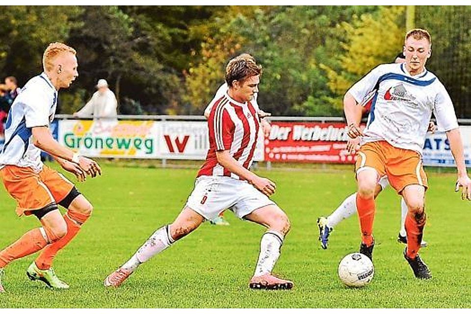 Rasant und stets umkämpft ging es zwischen Gastgeber SV Harkebrügge (in Rot-Weiß) und dem Gast und Spitzenreiter STV Barßel zu. Am Ende trennten sich beiden Seiten 0:0. Björn Lichtfuß