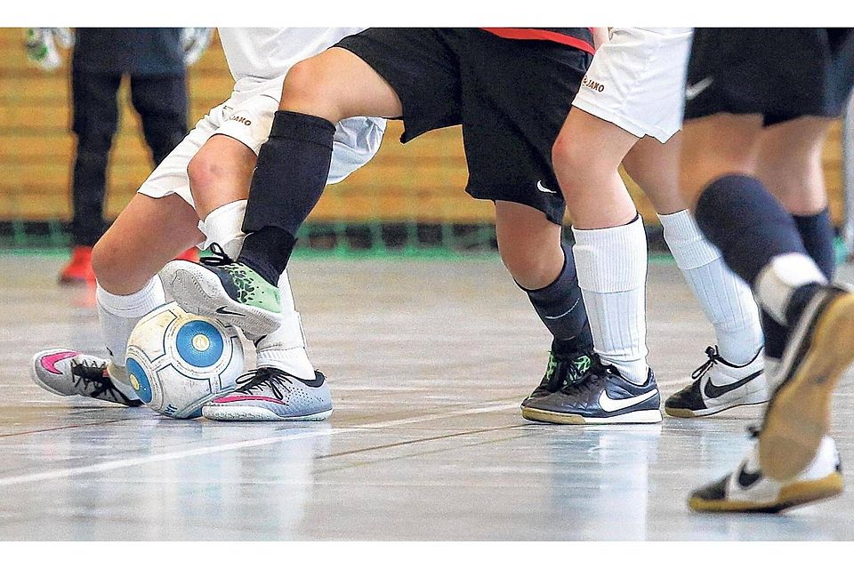 Mehr Ballsicherheit, höhere Passgenauigkeit: Das soll Futsal fördern. Es fördert aber auch torlose Remis, sagen Kritiker. SZ-Foto: THW