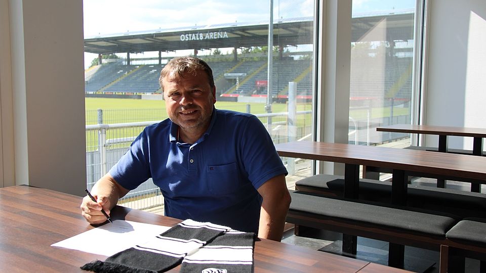 Petar Kosturkov unterschreibt einen neuen Vertrag.