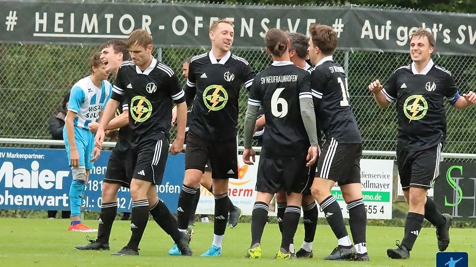 Großer Jubel beim SV Neufraunhofen II. Beim 5:3-Sieg rang die Huber-Elf Tabellenführer TSV Vilslern die ersten Punkte ab.