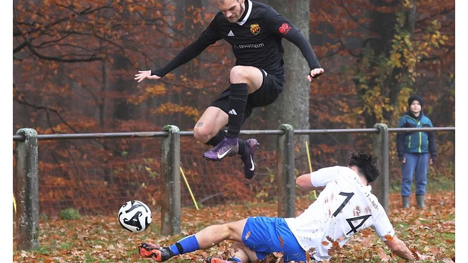 Eine Nummer zu groß: Hetzbachs Sören Schmeer (oben) sprint über Marvin Nagel vom TSV Bullau. Auch im Ergebnis spiegelt sich die Überlegenheit des TVH wider. 5:0 gewinnt Hetzbach.	Foto: Herbert Krämer