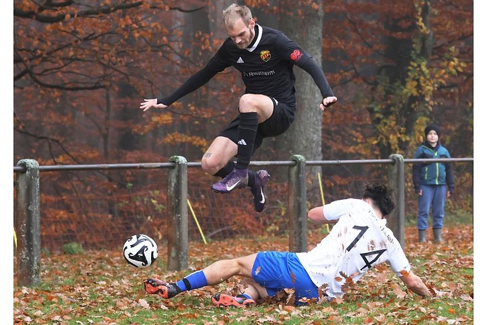 Eine Nummer zu groß: Hetzbachs Sören Schmeer (oben) sprint über Marvin Nagel vom TSV Bullau. Auch im Ergebnis spiegelt sich die Überlegenheit des TVH wider. 5:0 gewinnt Hetzbach.	Foto: Herbert Krämer