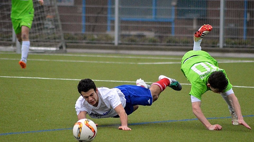 Kurz vor Schluss hart gelandet: Julian Püschel (in Grün) und das JLZ Emsland. F: René Diebel