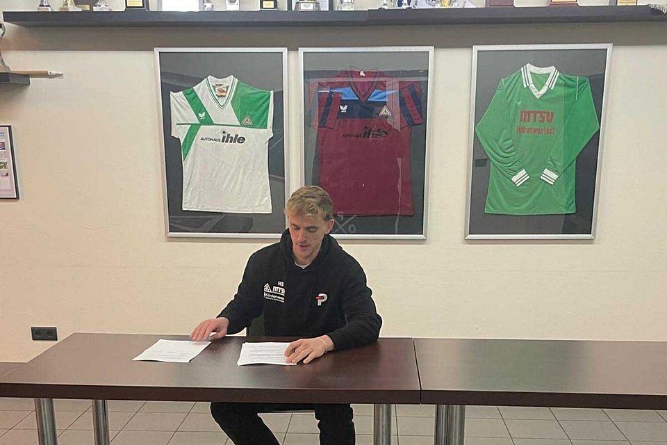 Hinrich Schröder bei der Vertragsunterschrift. Hinrich Schröder bei der Vertragsunterschrift.