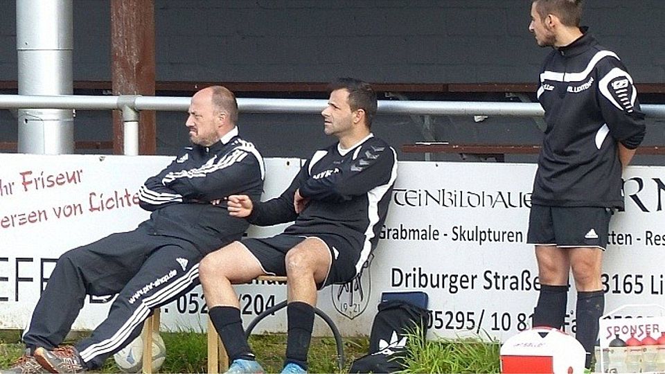Thomas Weber (l.), hier mit Ussame Jawad und Robin Strickling, ist nicht mehr Trainer des VfL Lichtenau. F: Dickgreber