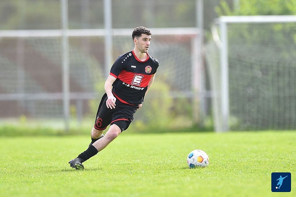 Ein Spieler von Eintracht Wald-Michelbach am Ball.