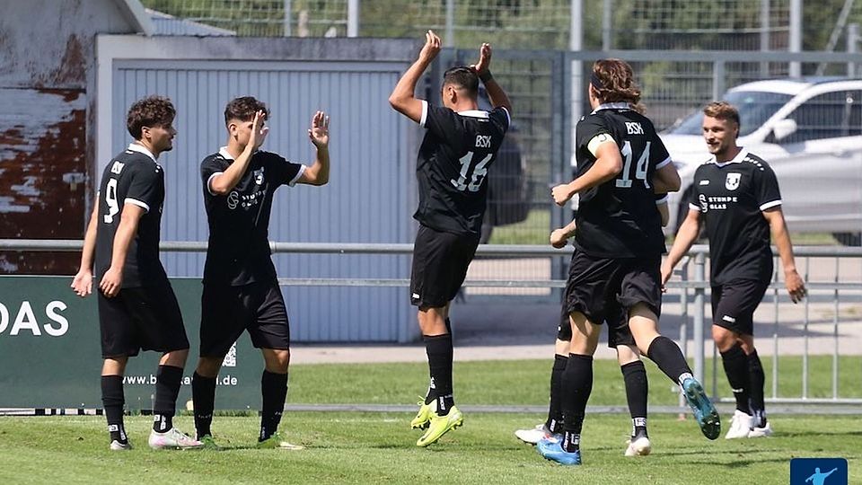 Die BSK Olympia Neugablonz feiert das 1:0 durch den Torschützen Sadik Sotanaj 