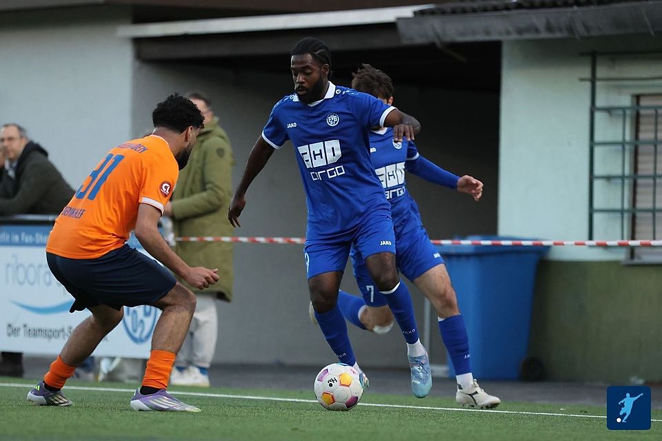 Künftig im Trikot des Türkischen SV unterwegs: Derrick Amoako (blaues Trikot) verlässt Biebrich 02. Künftig im Trikot des Türkischen SV unterwegs: Derrick Amoako (blaues Trikot) verlässt Biebrich 02.