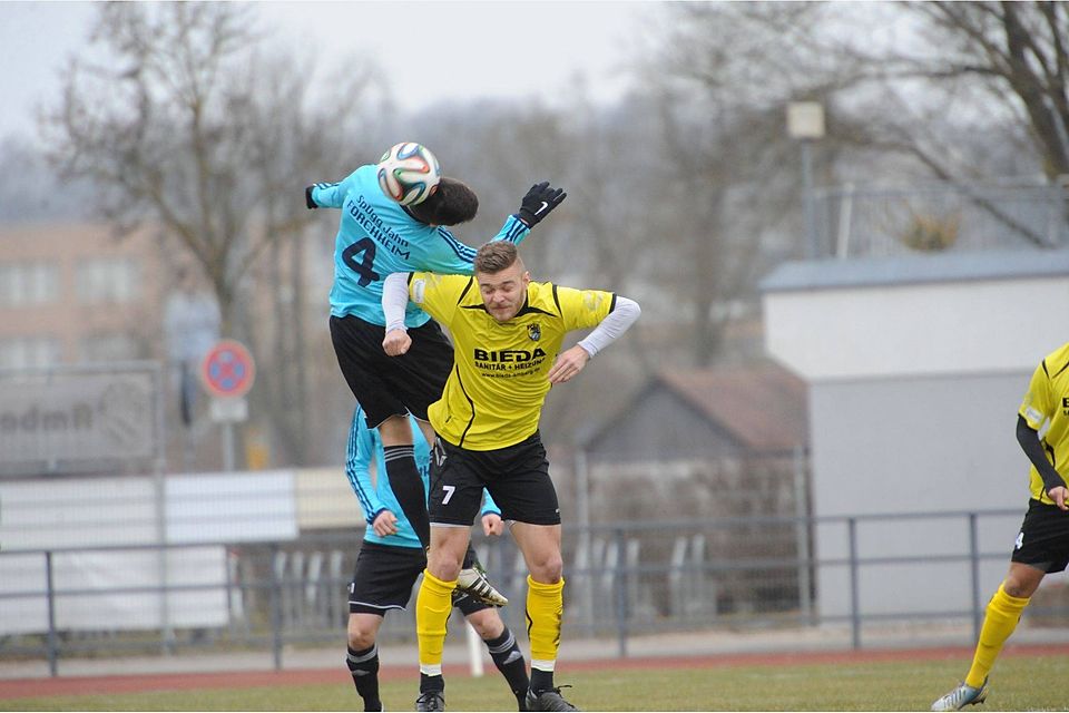 Krönte seine starke Leistung mit dem 2:0: FCA-Stürmer Tobias Wiesner (in Gelb).F: Brückmann