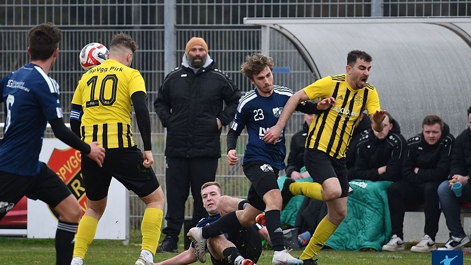 Können der Pirker Coach Eugenio Wild (Bildmitte) und die Seinen (in Gelb-Schwarz) den Alleingang der Landesligareserve aus Luhe-Wildenau (dunkles Trikot) stoppen?