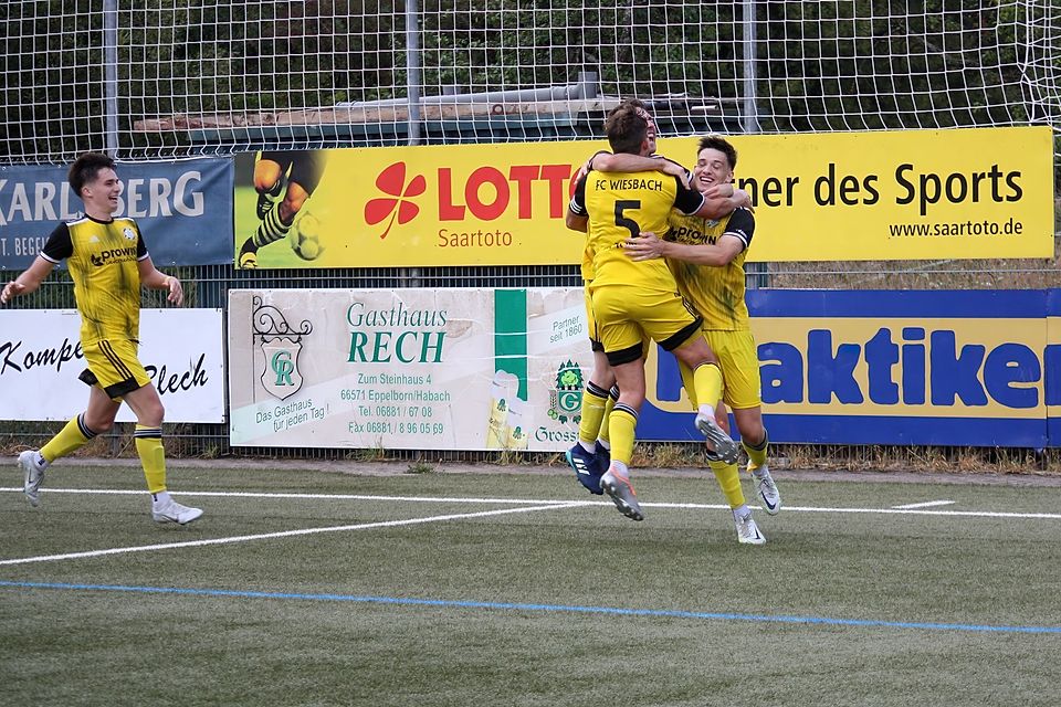 Da jubelten sie noch: Die Spieler des FC Wiesbach freuen sich über das 2:1 gegen Dudenhofen von Yannik Ernst. Nach dem späten Ausgleich der Gäste gab es aber Frust bei der Hertha.