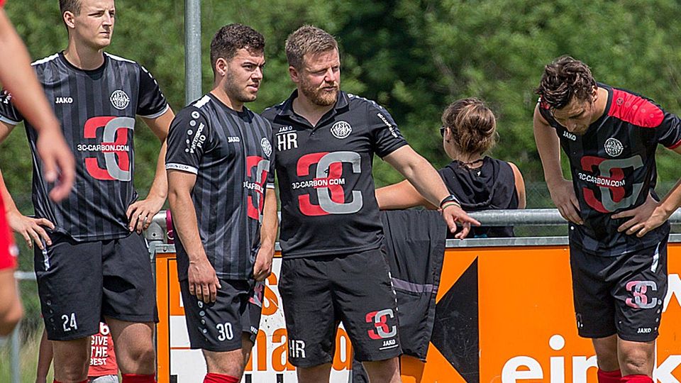 Ein Bild der Vergangenheit? Landsbergs Trainer Hermann Rietzler (Mitte) hatte am Montagabend ein Gespräch mit der Abteilungsleitung darüber, wie es weitergehen soll.