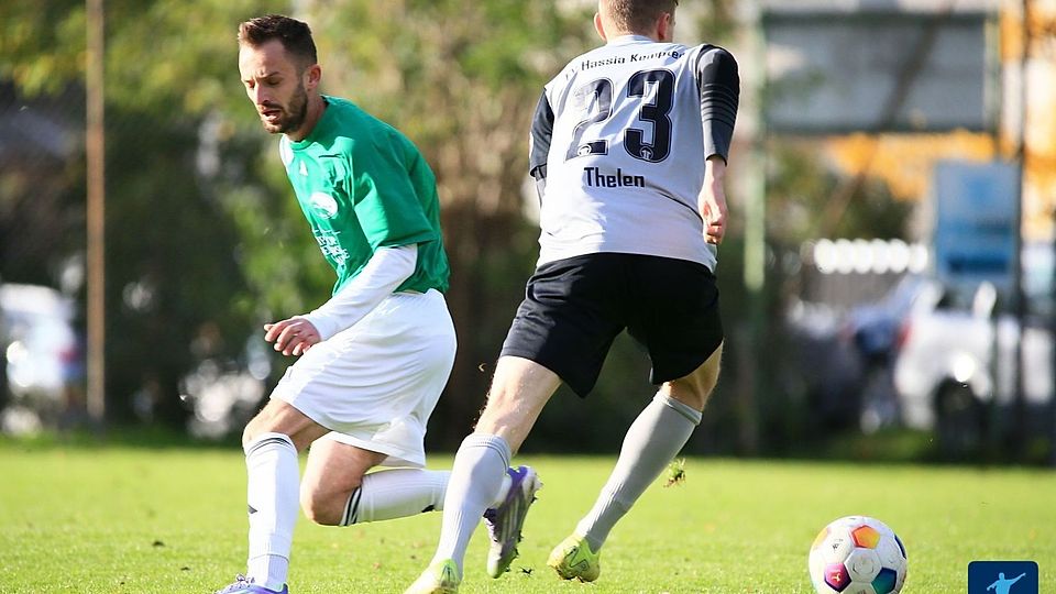 FV Hassia Kempten-Angreifer Noah Thelen (rechts) zieht am Dietersheimer Abdilmedjit Zendelji vorbei - einer der beiden steht in der Top-Elf des Halbjahres von Dilsad Özsoy. 