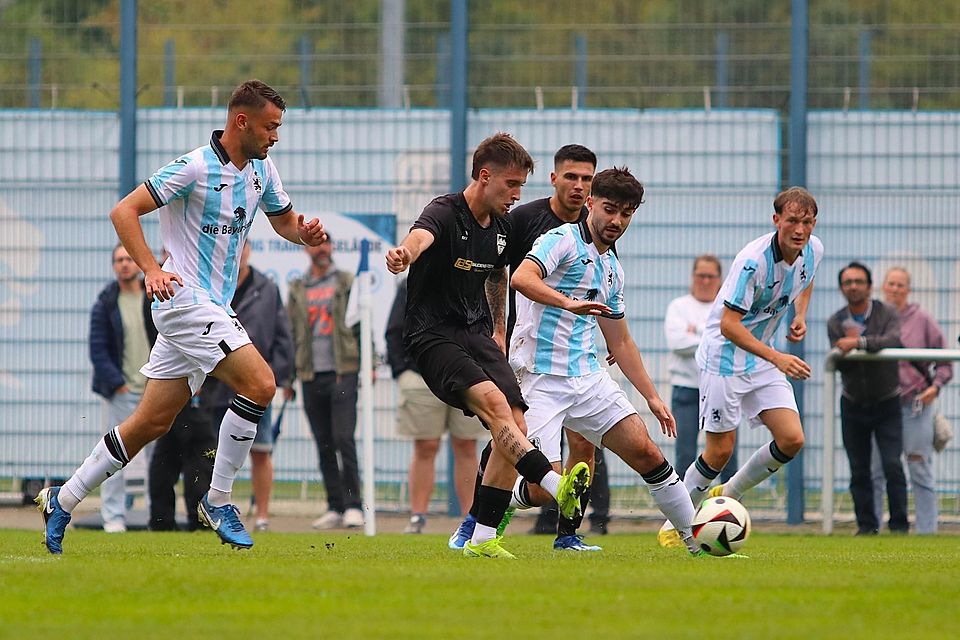 Einen schweren Stand hatten die Geretsrieder um Tyrone Prepeluh (schwarzes Trikot) im Testspiel beim TSV 1860 München II vor allem nach dem Seitenwechsel.