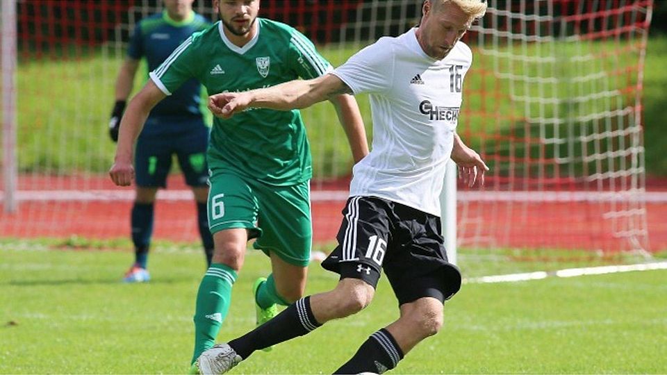 Christian Karrer (rechts) und der SV Beuren setzten sich im Bezirksliga-Derby beim FC Isny (Michael Riedesser) mit 3:1 durch. Josef Kopf