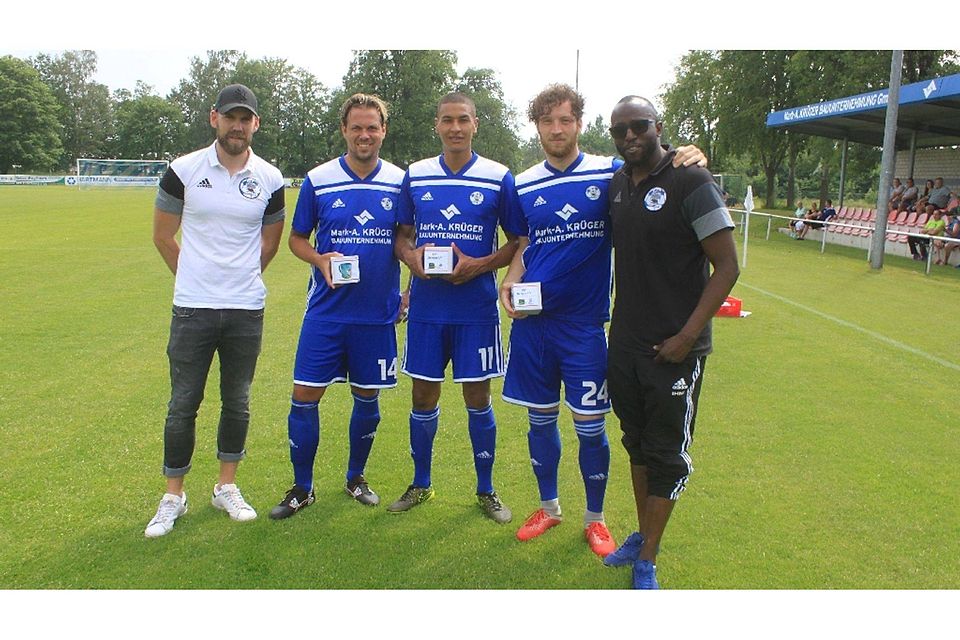 Legen das FSV-Trikot ab: die Spieler Philipp Januschowski, Kim Schwager, Ceif Ben-Abdallah, Thorben Schöffel mit Teammanager Moussa Doumbia (von links).