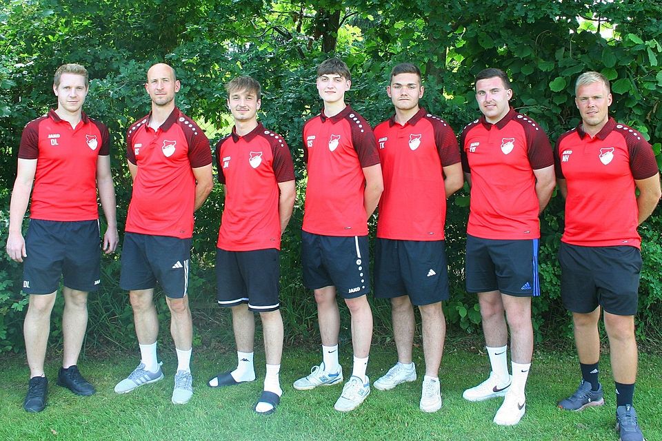 Bei der SpVgg Pfreimd gibt es einige neue Gesichter – rund um den neuen Cheftrainer Michael Hartlich (ganz rechts).