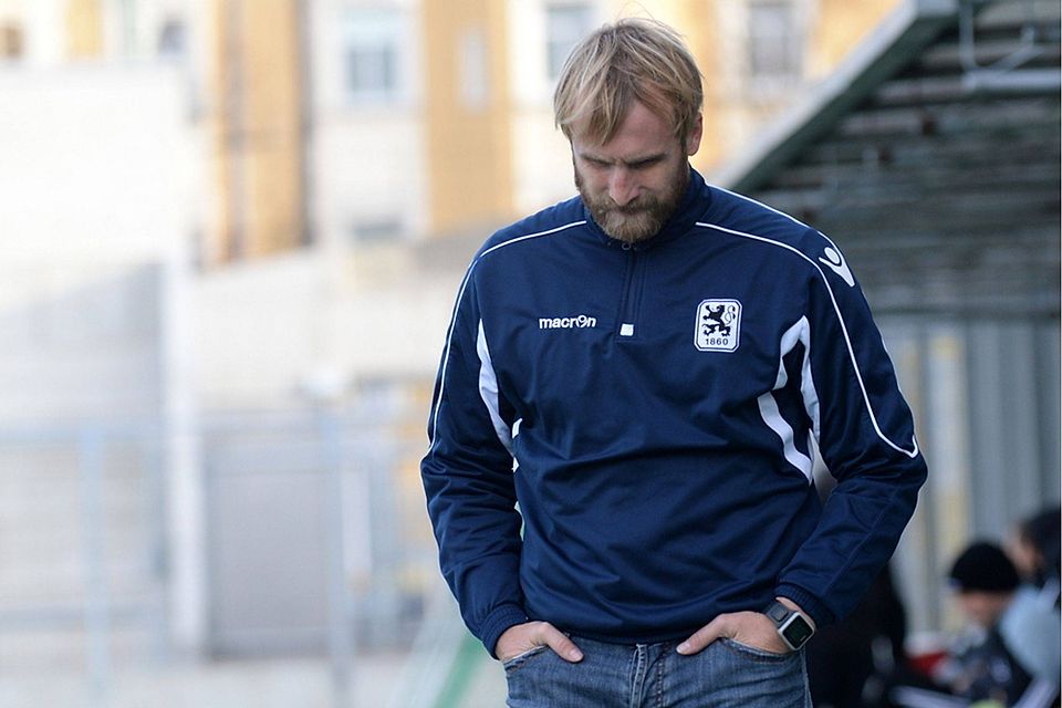 Nachdenklich: Junglöwen-Coach Daniel Bierofka hofft im Frühjahr auf ein versöhnliches Saisonende einer bis dato enttäuschenden Spielzeit. Wie es danach weitergeht, hängt von den Profis der Sechziger ab. F: Leifer