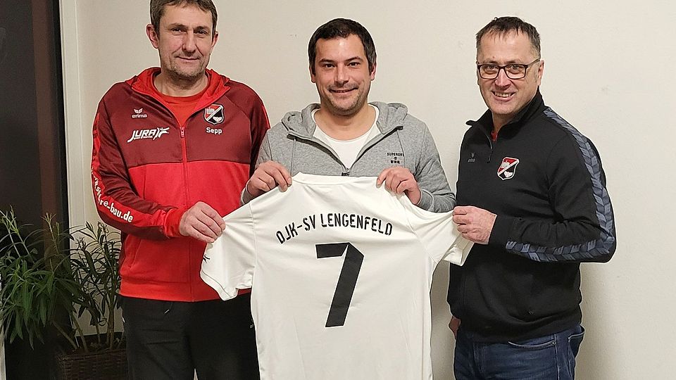 Die Verantwortlichen der DJK-SV Lengenfeld freuen sich auf den neuen Trainer Daniel Wastl (Mitte).