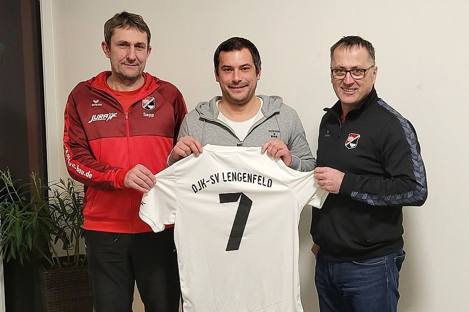Die Verantwortlichen der DJK-SV Lengenfeld freuen sich auf den neuen Trainer Daniel Wastl (Mitte).