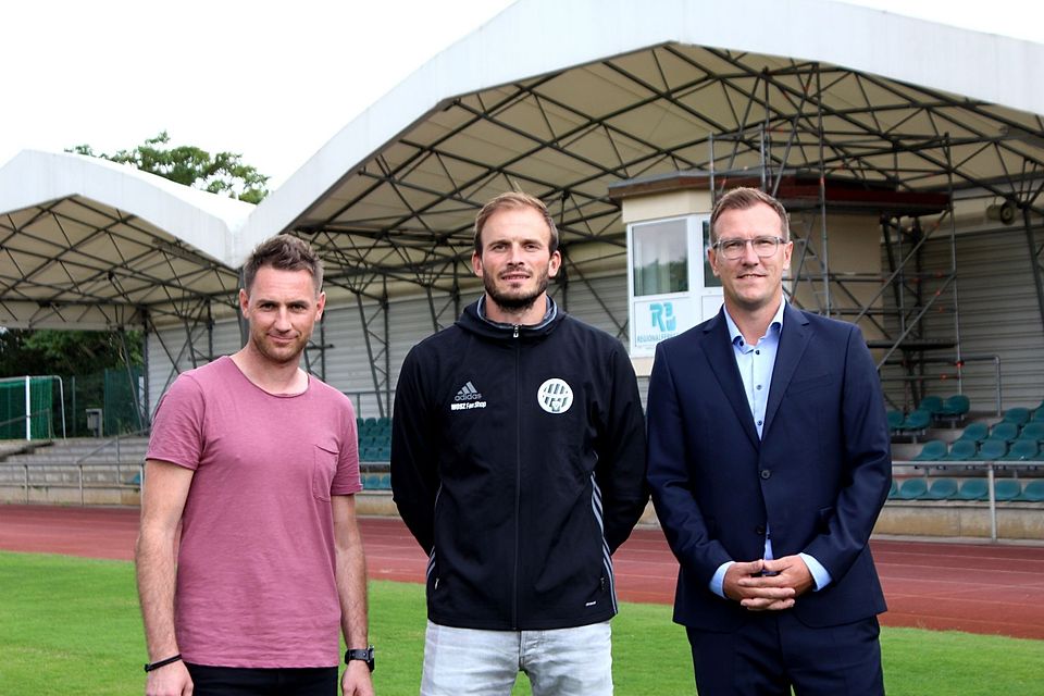 Torsten Lehmann als sportlicher Leiter (li.) und Michael Stelzl als Vizepräsident (re.) stellen Thomas Sawetzki im Sommer 2018 in Sandersdorf vor. Markant: Alle drei fast ein Alter kickten einst beim VfL Halle 96 und treffen sich Jahre später bei Union wieder.