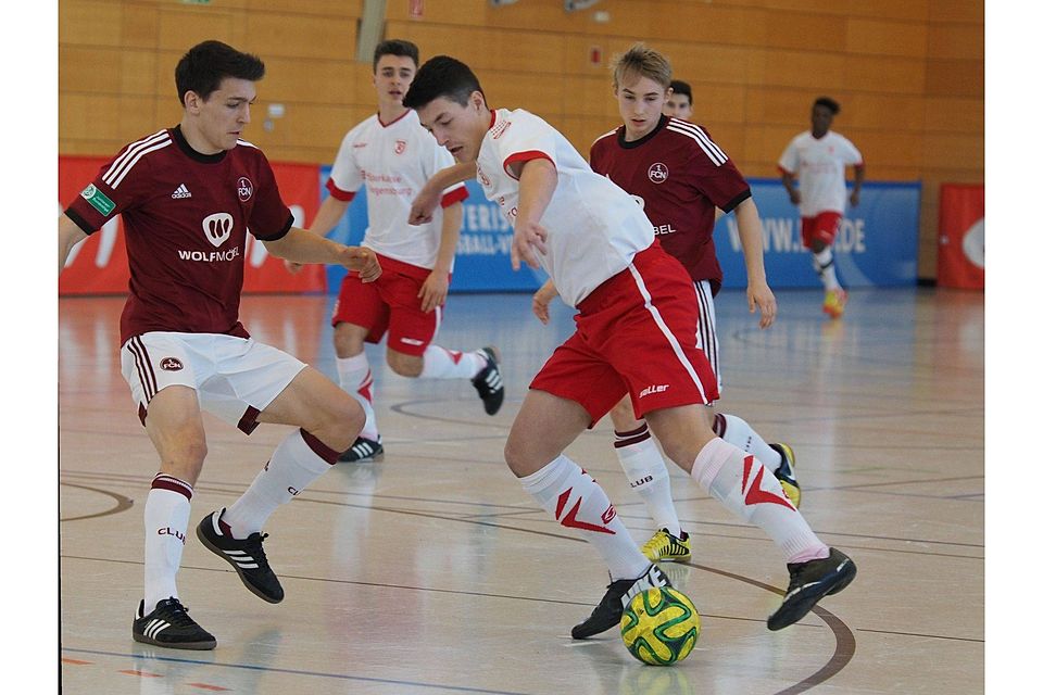 Beim Futsal-Turnier der männlichen U 17-Junioren in Auerbach setzte sich die Mannschaft des 1. FCN - dunkel, hier im Spiel gegen Regensburg - klar durch und holte sich erneut den Titel des Bayerischen Meisters. Foto: Klaus Trenz