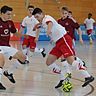 Beim Futsal-Turnier der männlichen U 17-Junioren in Auerbach setzte sich die Mannschaft des 1. FCN - dunkel, hier im Spiel gegen Regensburg - klar durch und holte sich erneut den Titel des Bayerischen Meisters. Foto: Klaus Trenz