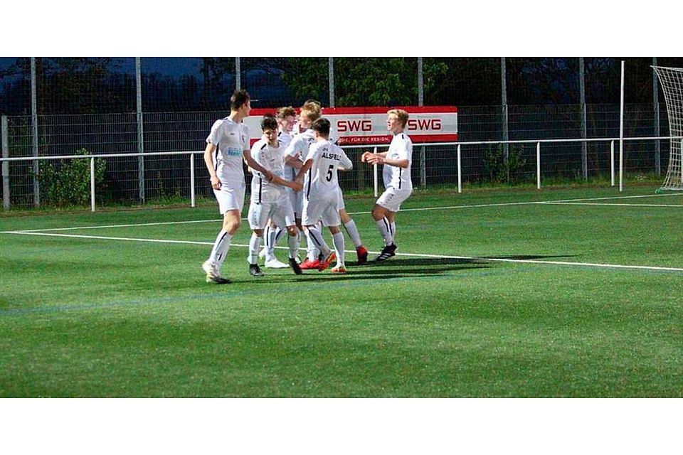 Alsfelds A-Junioren, hier ein Jubelfoto aus der Vorsaison, mischen nach der Gruppenliga-Meisterschaft auch die Verbandsliga Nord auf, sind immer noch ungeschlagen und rangieren auf einem bärenstarken zweiten Tabellenplatz. (© Jens Luckhard)