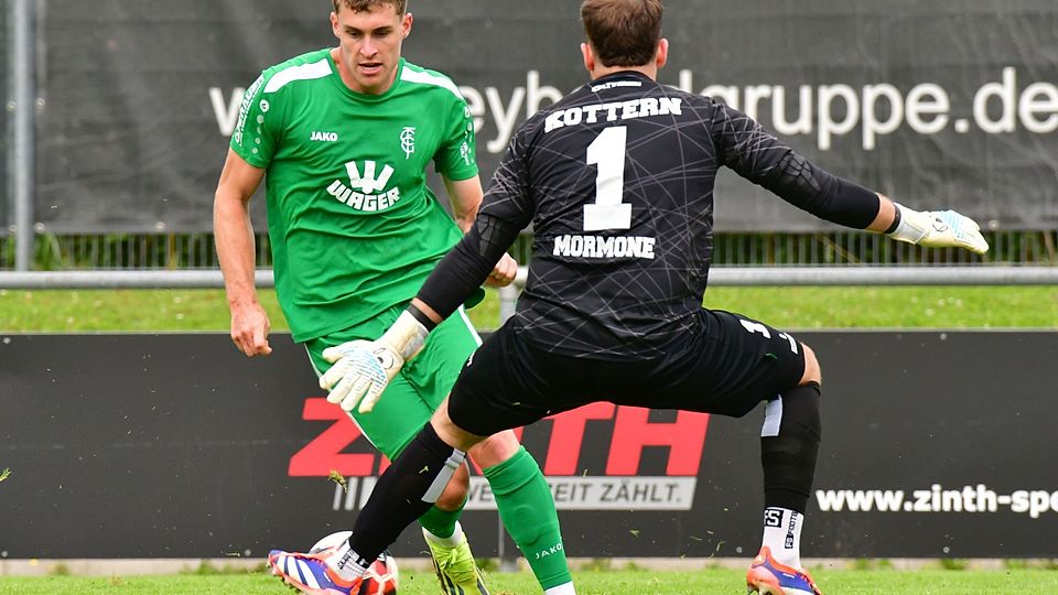 Kotterns Keeper Antonio Mormone fährt den Fuß aus und bringt Simon Achatz zu Fall. Der Gundelfinger verwandelte den anschließenden Elfmeter selbst zum 1:0-Sieg im Schwaben-Duell.