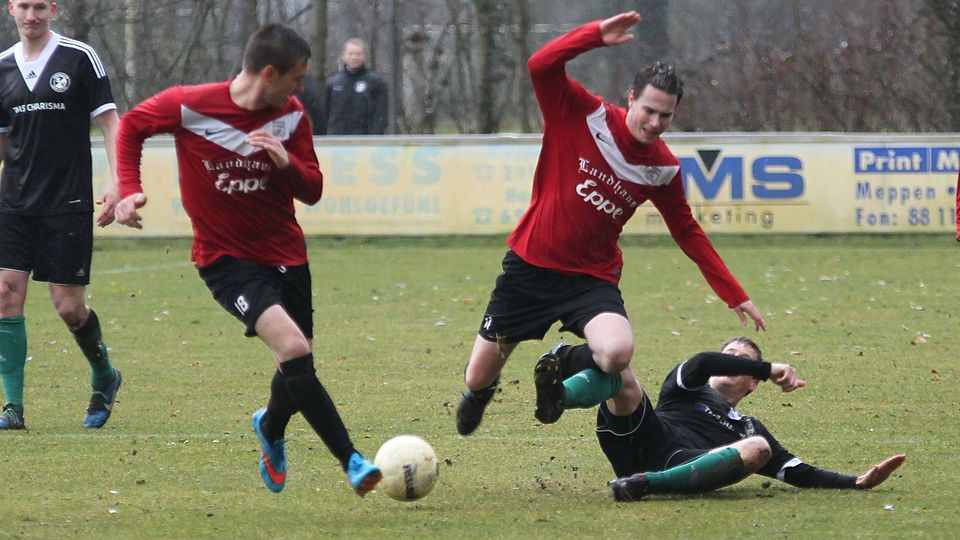 Nur per Foul zu stoppen? Teglingens Offensive um Michael Lakomek und Oliver Maul (r., Rotes Trikot) wird, wie schon zuletzt gegen Eintracht Emmeln, auf kampfbetonte Haselünner treffen. Foto: Torsten Albrecht
