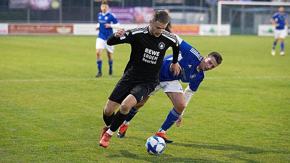 Neurieds Danilo Ralic (l.) gegen Gräfelfings Michael Wagner.