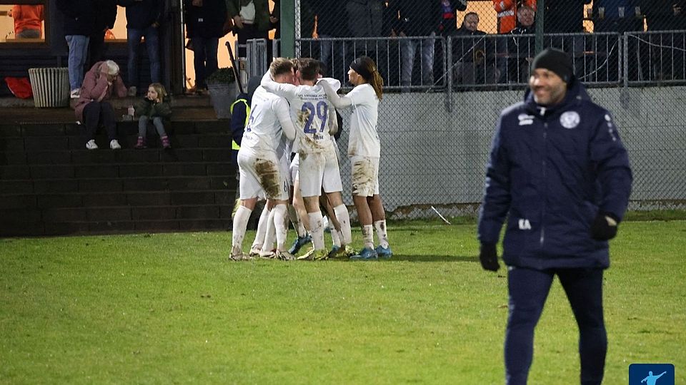 Jüchen jubelt im Derby gegen Holzheim