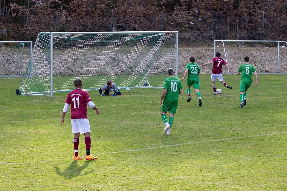 Der Anfang eines weiteren Sieges: Fabian Rotter verwandelt den Elfmeter im Nachschuss zum 1:0 für den FC Mittenwald. Grainaus Tim Schiebilski kann nur zuschauen.