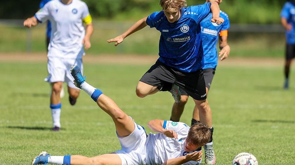 Nur regelwidrig zu stoppen: Oskar Lenk trägt mit zwei Toren zum 02-Coup gegen den Karlsruher SC bei.	Foto: Frank Heinen